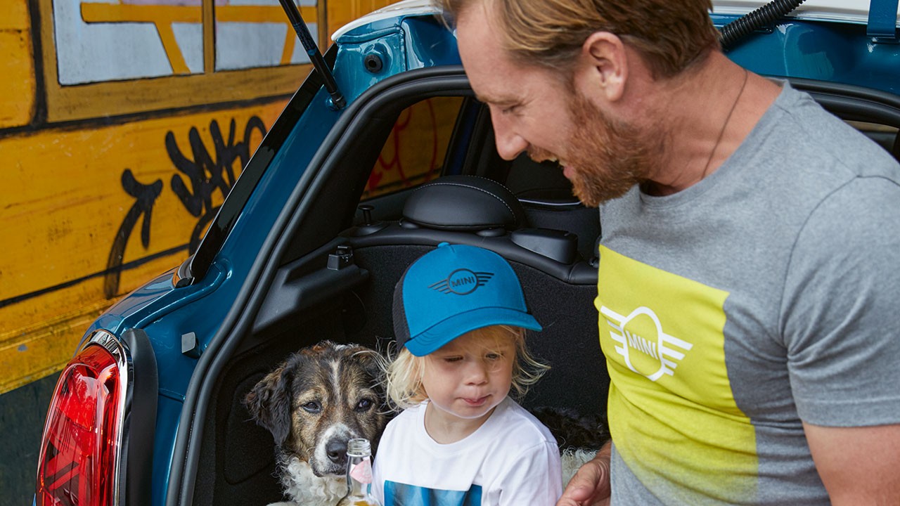 MINI BIG LOVE Family in the car with a dog MINI BIG LOVE Family in the car with a dog